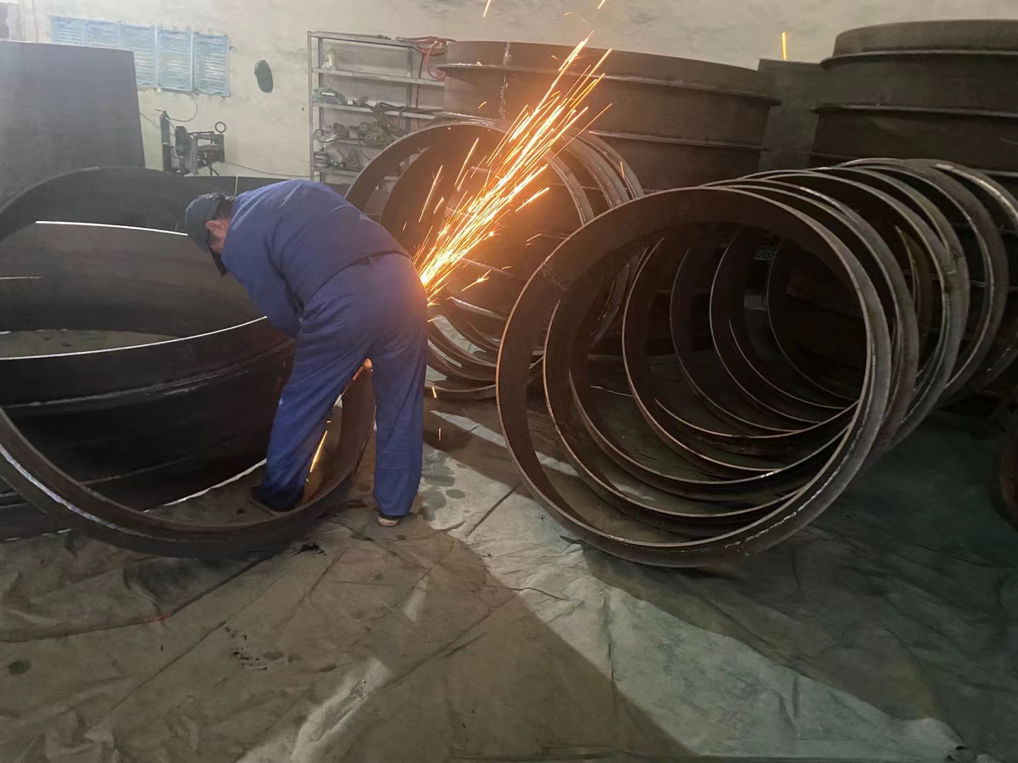 防水套管管焊点除渣.jpg